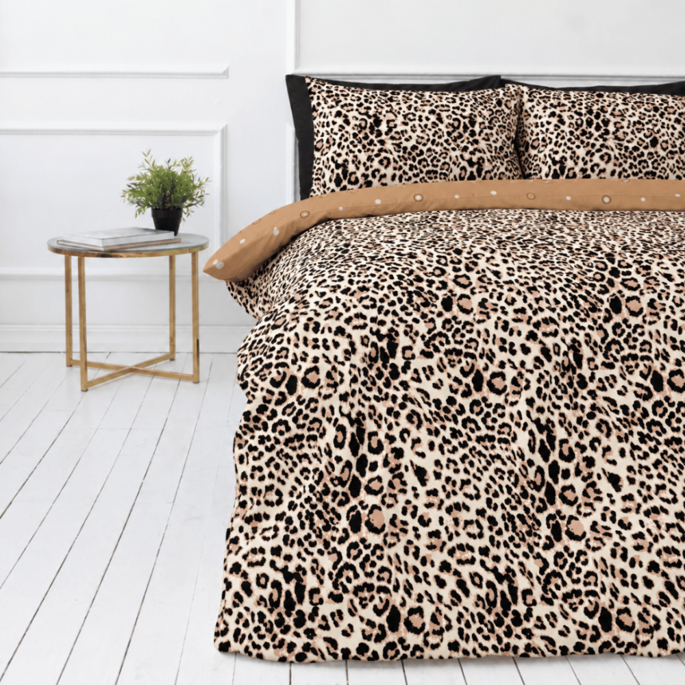 Kaheinimese voodipesu komplekt "Roar". Flanell voodipesu, 200x200 cm, 200x220 cm. Beež voodipesu silmapaistva musta ja pruuni leopardimustriga. Kaheinimese voodipesu komplekt "Roar". Flanell voodipesu, 200x200 cm, 200x220 cm. Beež voodipesu silmapaistva musta ja pruuni leopardimustriga.