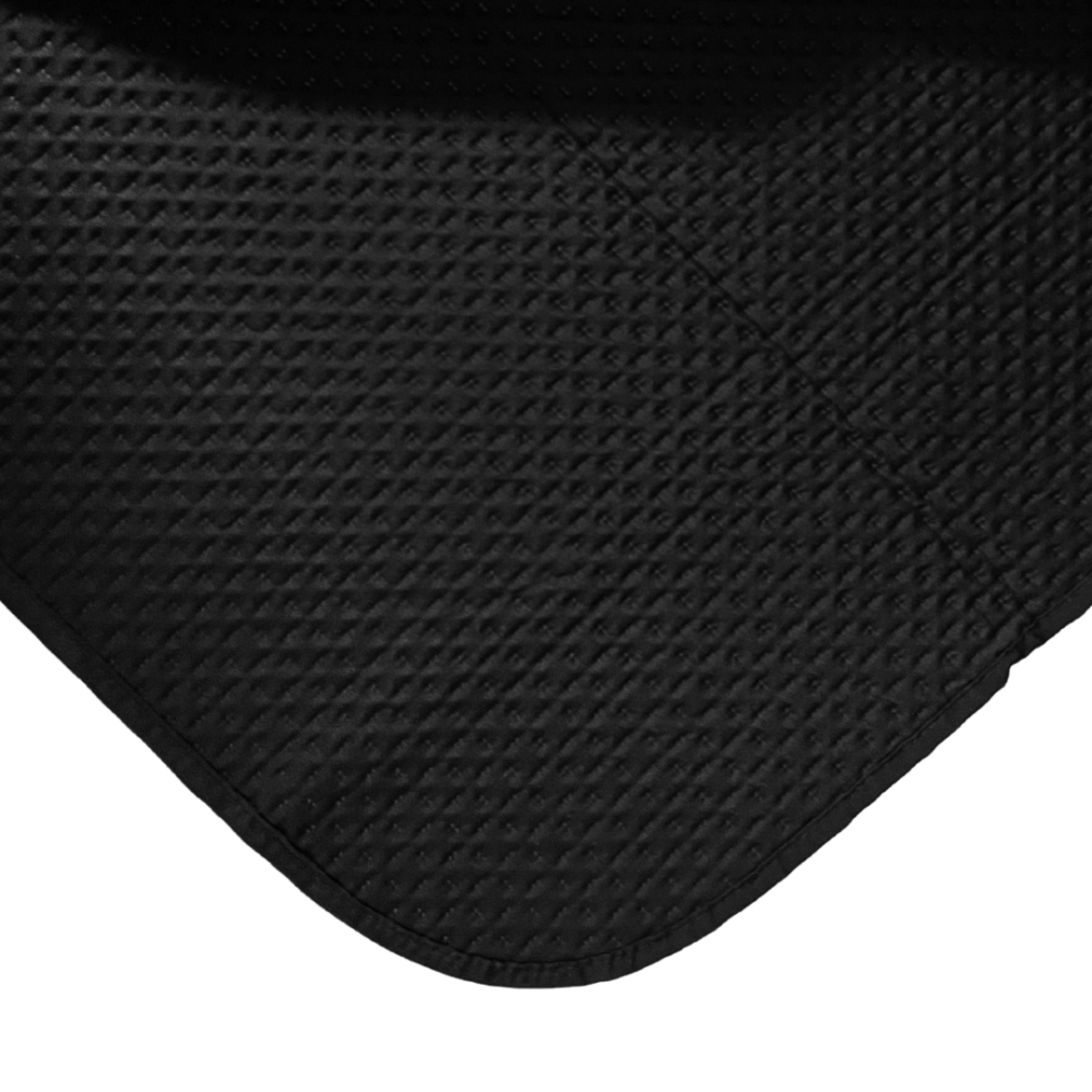 Voodikate „Black trapuntino Bedspread“. Pleedid, 170x250 cm, 200x250 cm. Katte must pool rõhutab minimalistlikku luksust, hall tagumine pool toob soojust ja valgust. Voodikate „Black trapuntino Bedspread“. Pleedid, 170x250 cm, 200x250 cm. Katte must pool rõhutab minimalistlikku luksust, hall tagumine pool toob soojust ja valgust.