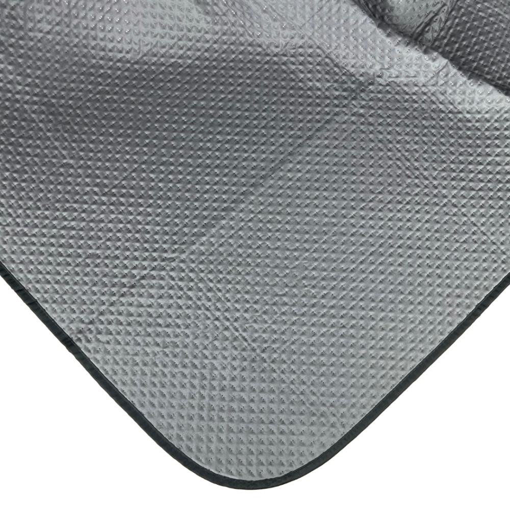 Voodikate „Black trapuntino Bedspread“. Pleedid, 170x250 cm, 200x250 cm. Voodile laotuna loob kate moodsa kontrasti ja ühtse sisustusaktsendi. Voodikate „Black trapuntino Bedspread“. Pleedid, 170x250 cm, 200x250 cm. Voodile laotuna loob kate moodsa kontrasti ja ühtse sisustusaktsendi.