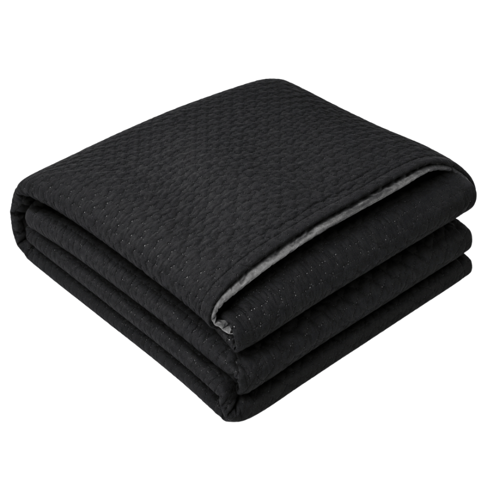 Voodikate „Black trapuntino Bedspread“. Pleedid, 170x250 cm, 200x250 cm. Musta ja halli kahepoolse voodikatte pinda kaunistab õrn sügavate ristkülikute muster. Voodikate „Black trapuntino Bedspread“. Pleedid, 170x250 cm, 200x250 cm. Musta ja halli kahepoolse voodikatte pinda kaunistab õrn sügavate ristkülikute muster.
