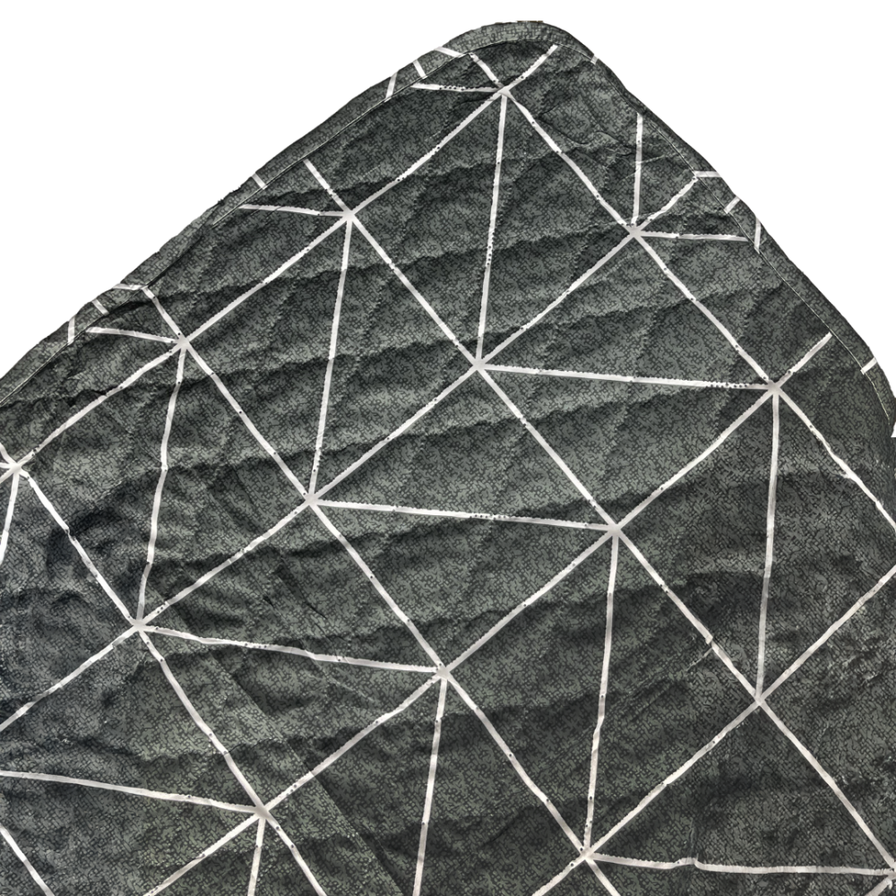 Voodikate „Geometric Charm“. Pleedid, 195x225 cm. Detailne voodipesu kangapilt, kus on näha tumehall värv ja valged jooned, mis loovad silmapaistva geomeetrilise mustri.
