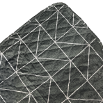 Voodikate „Geometric Charm“. Pleedid, 195x225 cm. Detailne voodipesu kangapilt, kus on näha tumehall värv ja valged jooned, mis loovad silmapaistva geomeetrilise mustri.