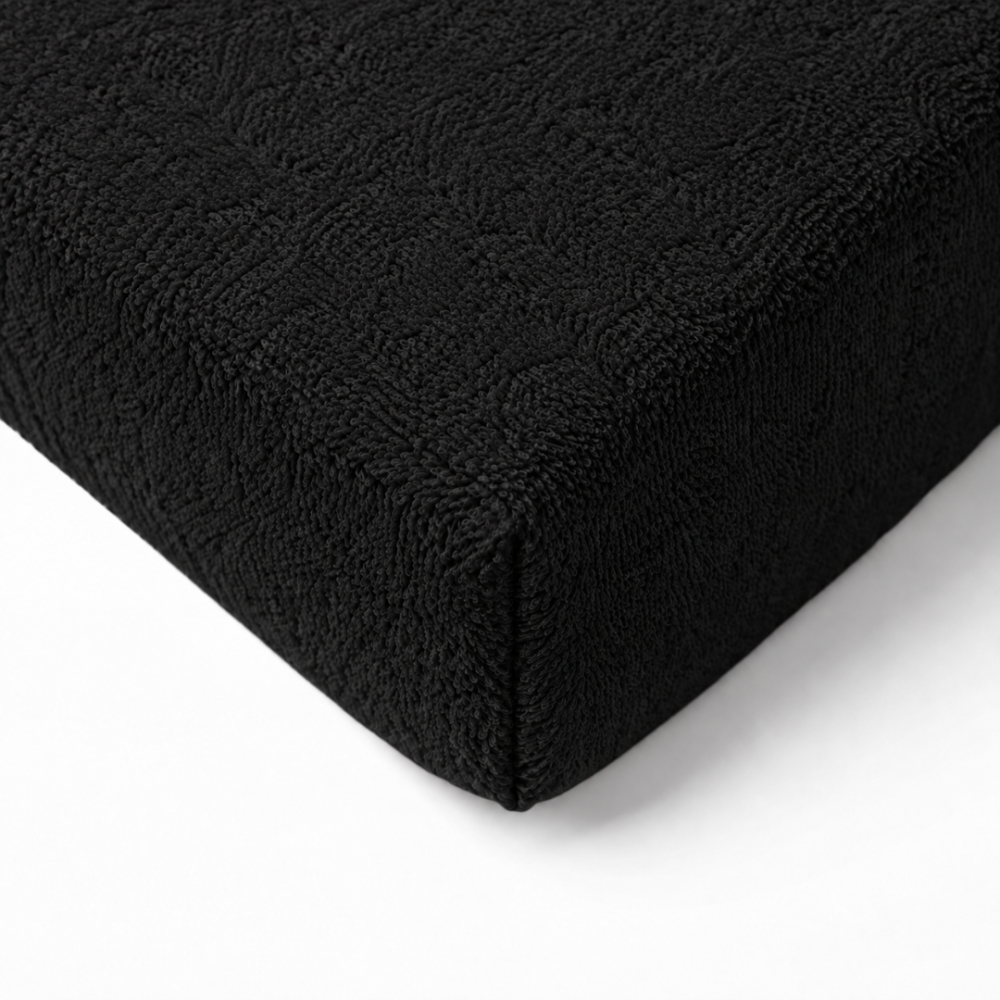 Kummiga voodilina „Black frote“. Kummiga voodilina 180x200, 90x200 cm, 140x200 cm, 160x200 cm, 180x200 cm, 200x220 cm. Sügavmusta värvi kummiga voodilina väikeste froteesilmustega.