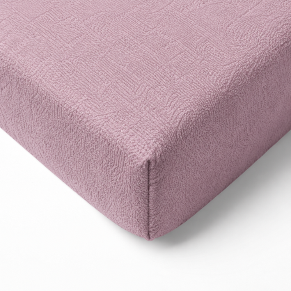 Kummiga voodilina „Hushed Rose frote“. Kummiga voodilina 180x200, 90x200 cm, 140x200 cm, 160x200 cm, 180x200 cm, 200x220 cm. Pastellroosa kummiga voodilina väikeste silmustega kogu pinnal. Kummiga voodilina „Hushed Rose frote“. Kummiga voodilina 180x200, 90x200 cm, 140x200 cm, 160x200 cm, 180x200 cm, 200x220 cm. Pastellroosa kummiga voodilina väikeste silmustega kogu pinnal.