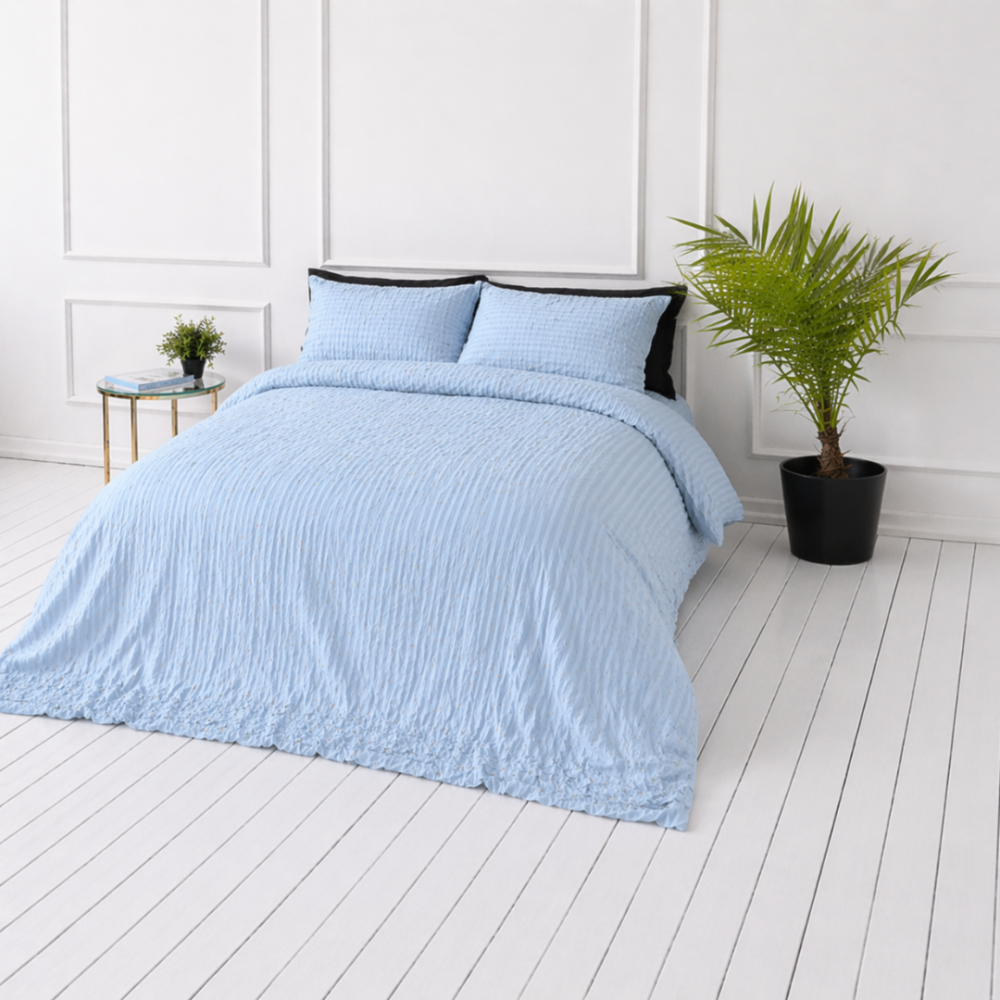 Kortsukangast voodipesu „Kora Dusty Blue“. Ühevärviline voodipesu, 140x200 cm, 150x200 cm, 160x200 cm, 180x200 cm, 200x200 cm, 200x220 cm, 220x240 cm. Pastellsinine voodipesukomplekt peene tekstuuriga.