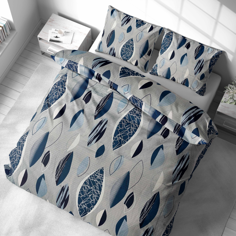 Kortsukangast voodipesu „Kora Indigo Drift“. Puuvillane voodipesu, 140x200 cm, 200x200 cm, 200x220 cm, 220x240 cm. Stiliseeritud sinised lehed erineva intensiivsusega neutraalsel hallil taustal voodipesukomplektis.