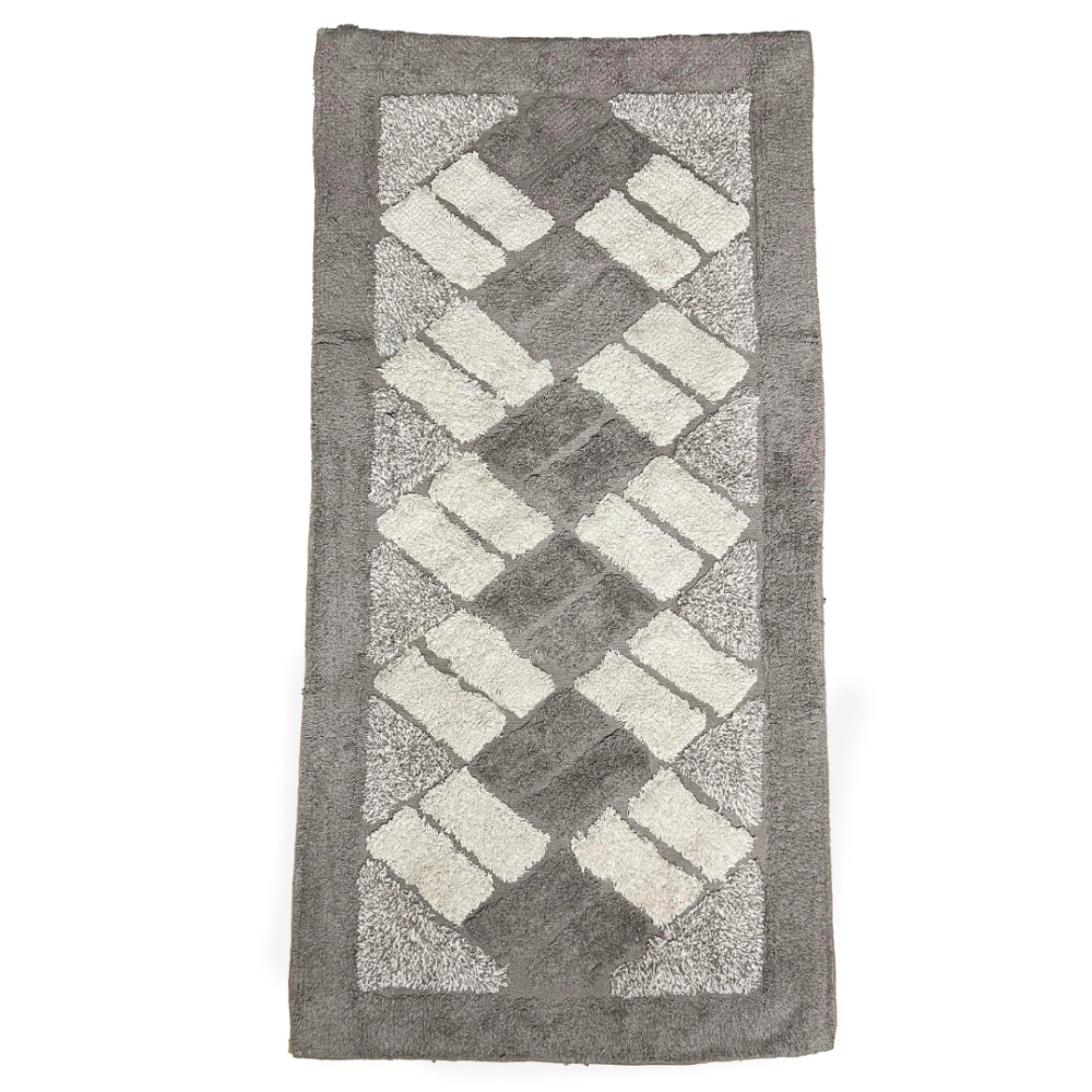 Vaip „Beige Diamond Mosaic Rug“, 70x140 cm. Ristkülikukujuline vaip liivakarva taustaga ja kreemikarva ristkülikutega rombumustris.