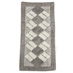 Vaip „Beige Diamond Mosaic Rug“, 70x140 cm. Ristkülikukujuline vaip liivakarva taustaga ja kreemikarva ristkülikutega rombumustris.