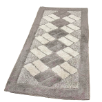 Vaip „Beige Diamond Mosaic Rug“, 70x140 cm. Liivakarva vaip kreemikarva ristkülikute ja tumedamate liivakarva kolmnurkadega nurgas.