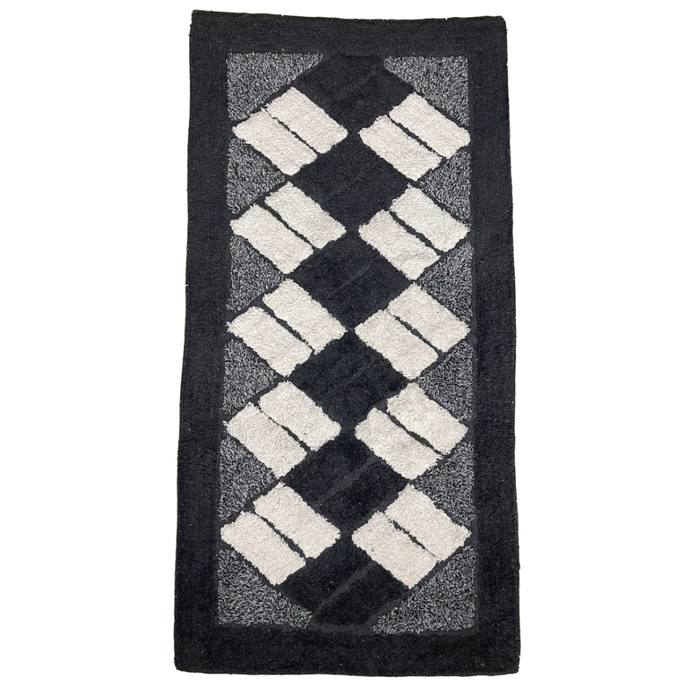 Vaip „Black Diamond Mosaic Rug“, 70x140 cm. Ristkülikukujuline must vaip kreemikarva ristkülikutega, paigutatud diagonaalsesse rombumustrisse. Vaip „Black Diamond Mosaic Rug“, 70x140 cm. Ristkülikukujuline must vaip kreemikarva ristkülikutega, paigutatud diagonaalsesse rombumustrisse.