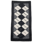 Vaip „Black Diamond Mosaic Rug“, 70x140 cm. Ristkülikukujuline must vaip kreemikarva ristkülikutega, paigutatud diagonaalsesse rombumustrisse. Vaip „Black Diamond Mosaic Rug“, 70x140 cm. Ristkülikukujuline must vaip kreemikarva ristkülikutega, paigutatud diagonaalsesse rombumustrisse.