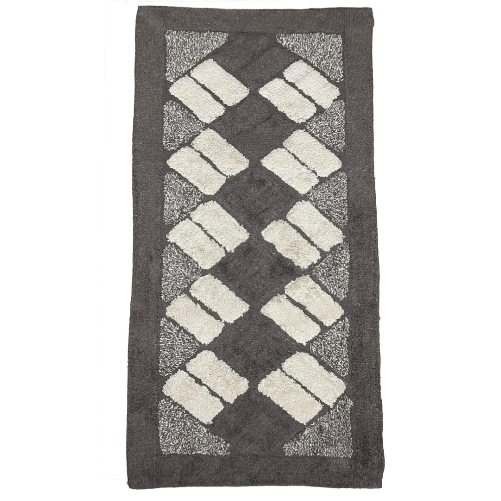 Vaip „Brown Diamond Mosaic Rug“, 70x140 cm. Ristkülikukujuline vaip tumepruuni taustaga ja heleliivakarva ristkülikutega, mis moodustavad põimunud rombimustri.