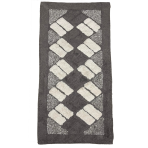 Vaip „Brown Diamond Mosaic Rug“, 70x140 cm. Ristkülikukujuline vaip tumepruuni taustaga ja heleliivakarva ristkülikutega, mis moodustavad põimunud rombimustri.