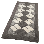 Vaip „Brown Diamond Mosaic Rug“, 70x140 cm. Tumepruun vaip heleliivakarva ristkülikutega, mis on paigutatud diagonaalselt ja loovad dünaamilise geomeetrilise mustri.
