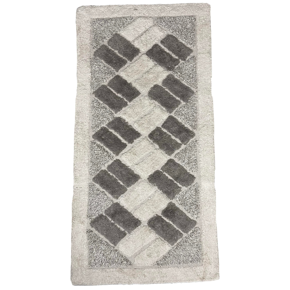 Vaip „Cream Diamond Mosaic Rug“, 70x140 cm. Ristkülikukujuline kreemikarva vaip hallide ristkülikutega rombumustris. Vaip „Cream Diamond Mosaic Rug“, 70x140 cm. Ristkülikukujuline kreemikarva vaip hallide ristkülikutega rombumustris.