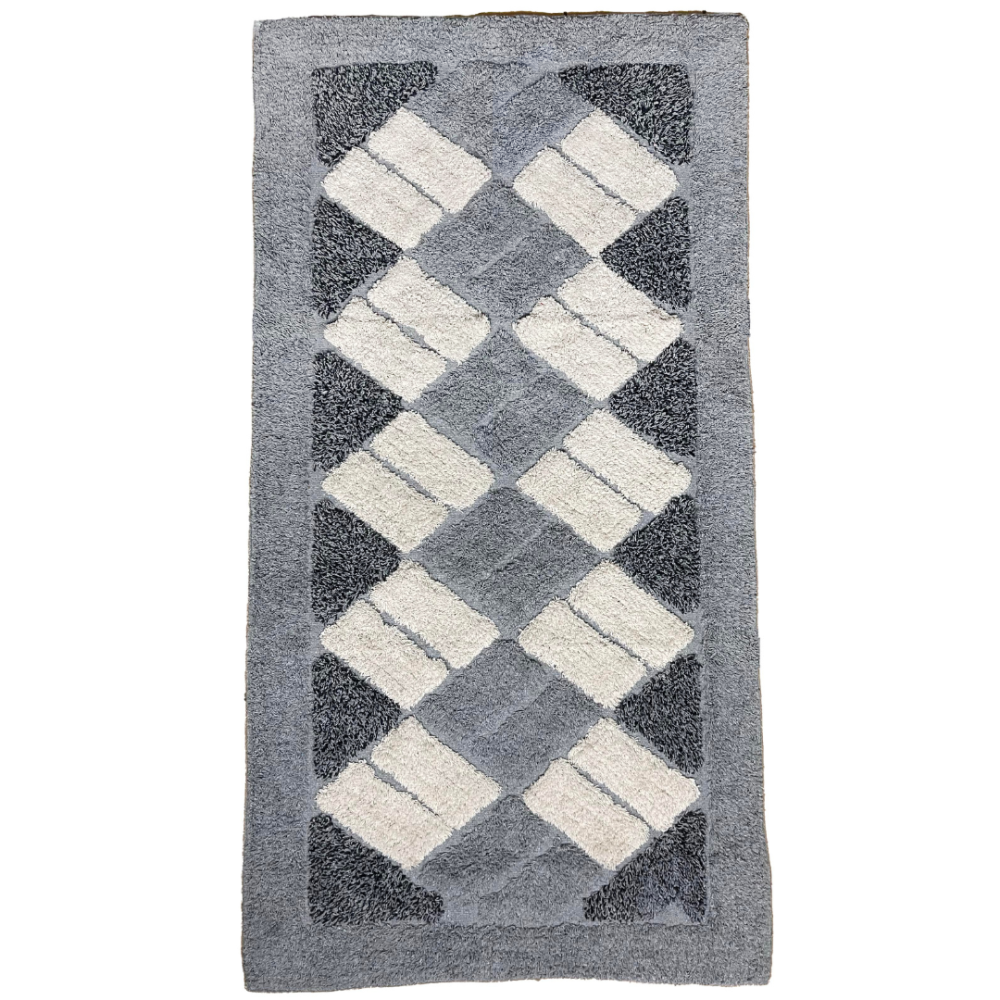 Vaip „Grey Diamond Mosaic Rug“, 70x140 cm. Ristkülikukujuline hall vaip kreemikarva ristkülikutega kaldus rombumustris. Vaip „Grey Diamond Mosaic Rug“, 70x140 cm. Ristkülikukujuline hall vaip kreemikarva ristkülikutega kaldus rombumustris.