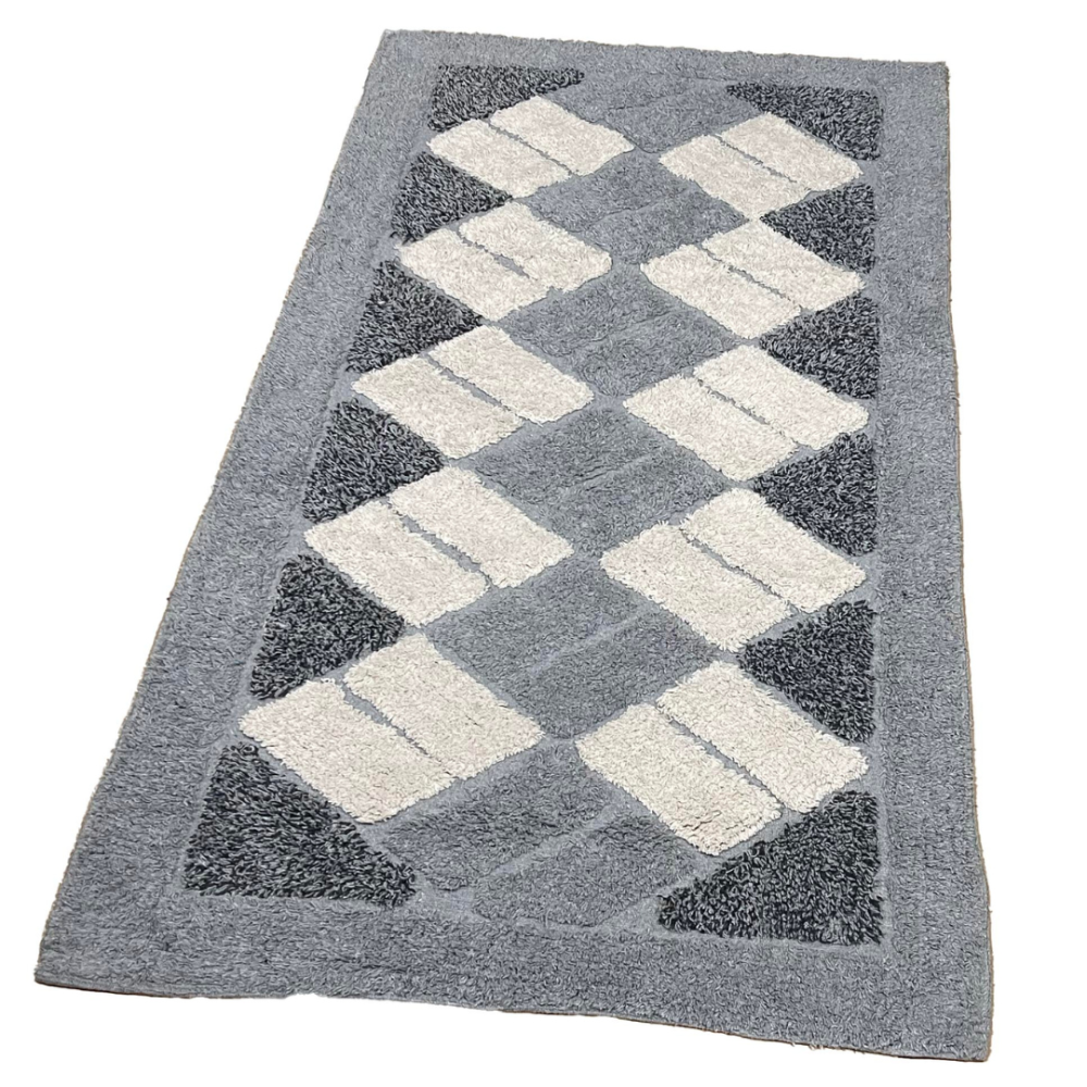 Vaip „Grey Diamond Mosaic Rug“, 70x140 cm. Hall vaip kreemikarva ristkülikute ja tumedamate hallide kolmnurkadega nurkades. Vaip „Grey Diamond Mosaic Rug“, 70x140 cm. Hall vaip kreemikarva ristkülikute ja tumedamate hallide kolmnurkadega nurkades.