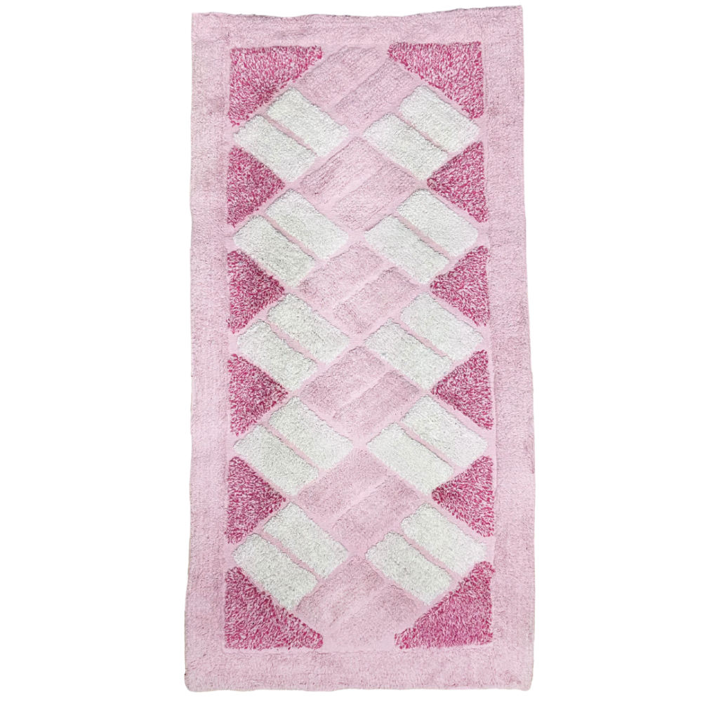 Vaip „Rose Diamond Mosaic Rug“, 70x140 cm. Ristkülikukujuline roosa vaip, mille keskel põimuvad heleroosad ja valged ristkülikud, mida ümbritseb ereroosa ääris. Vaip „Rose Diamond Mosaic Rug“, 70x140 cm. Ristkülikukujuline roosa vaip, mille keskel põimuvad heleroosad ja valged ristkülikud, mida ümbritseb ereroosa ääris.
