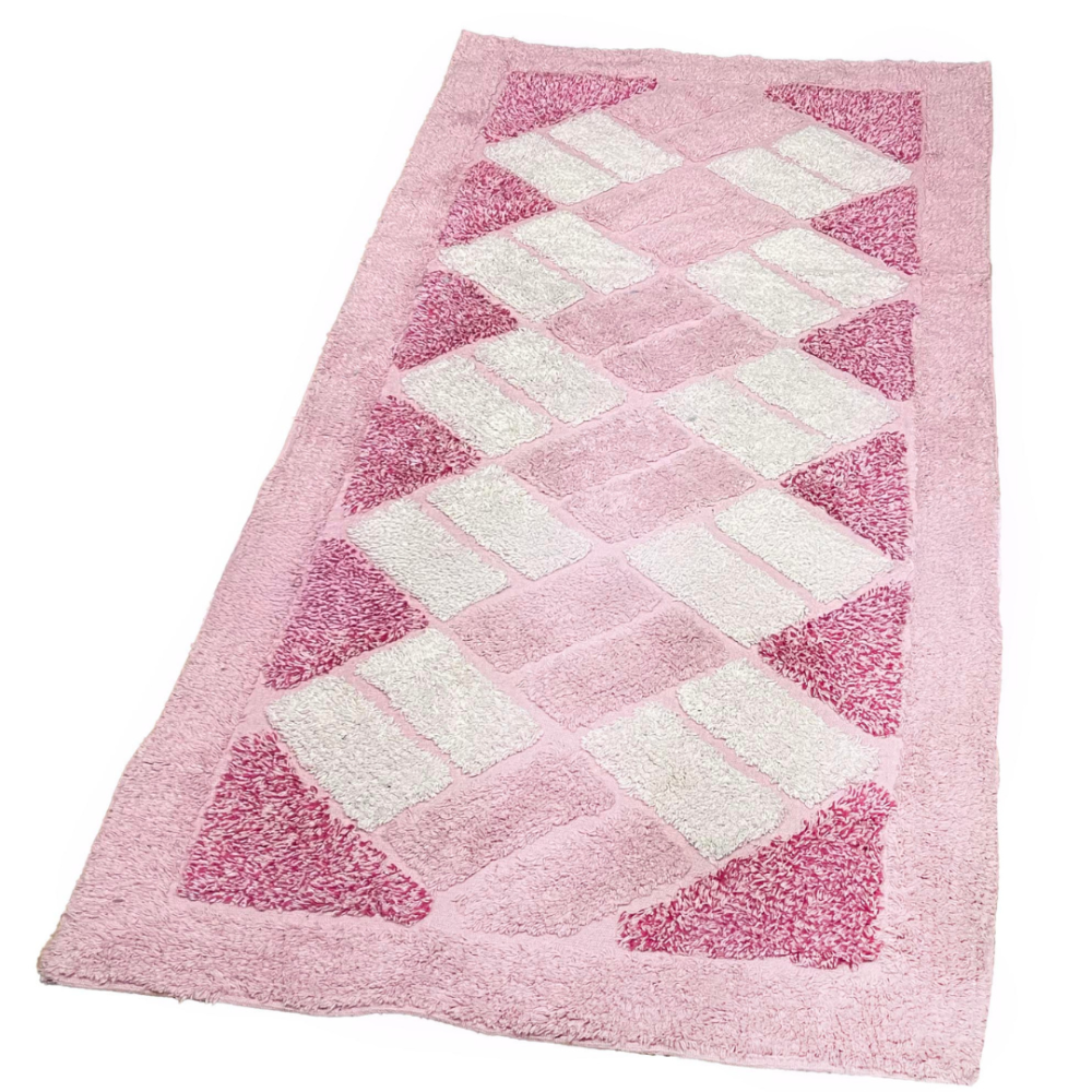 Vaip „Rose Diamond Mosaic Rug“, 70x140 cm. Ühtlane roosa vaip, kaunistatud diagonaalselt paigutatud valgete ja sügavroosade ristkülikutega, mis moodustavad dünaamilise mustri. Vaip „Rose Diamond Mosaic Rug“, 70x140 cm. Ühtlane roosa vaip, kaunistatud diagonaalselt paigutatud valgete ja sügavroosade ristkülikutega, mis moodustavad dünaamilise mustri.