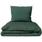 Linane voodipesu "Linen Dark Green". Linane voodipesu, 140x200 cm, 200x200 cm, 200x220 cm, 220x240 cm. Voodi kaetud tumerohelise linase voodipesuga kahe padjaga heledas interjööris.