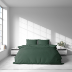 Linane voodipesu "Linen Dark Green". Linane voodipesu, 140x200 cm, 200x200 cm, 200x220 cm, 220x240 cm. Magamistoa vaade nurgast: tumeroheline linane tekk ja padjad.