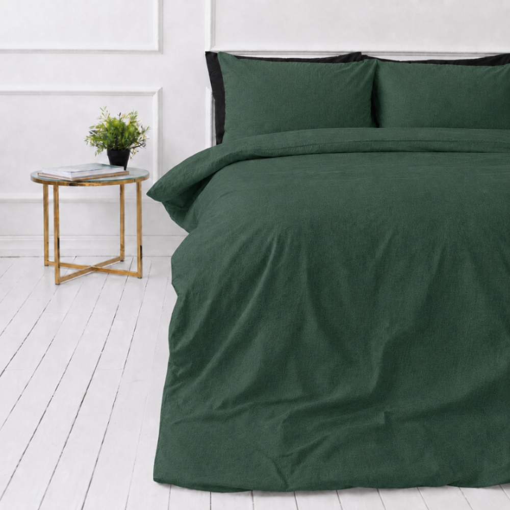 Linane voodipesu "Linen Dark Green". Voodipesu komplektid 150x200, 140x200 cm, 150x200 cm, 160x200 cm, 180x200 cm, 200x200 cm, 200x220 cm, 220x240 cm. Tumeroheline lina voodipesukomplekt valgel põrandal koos öökapi ja toalillega.