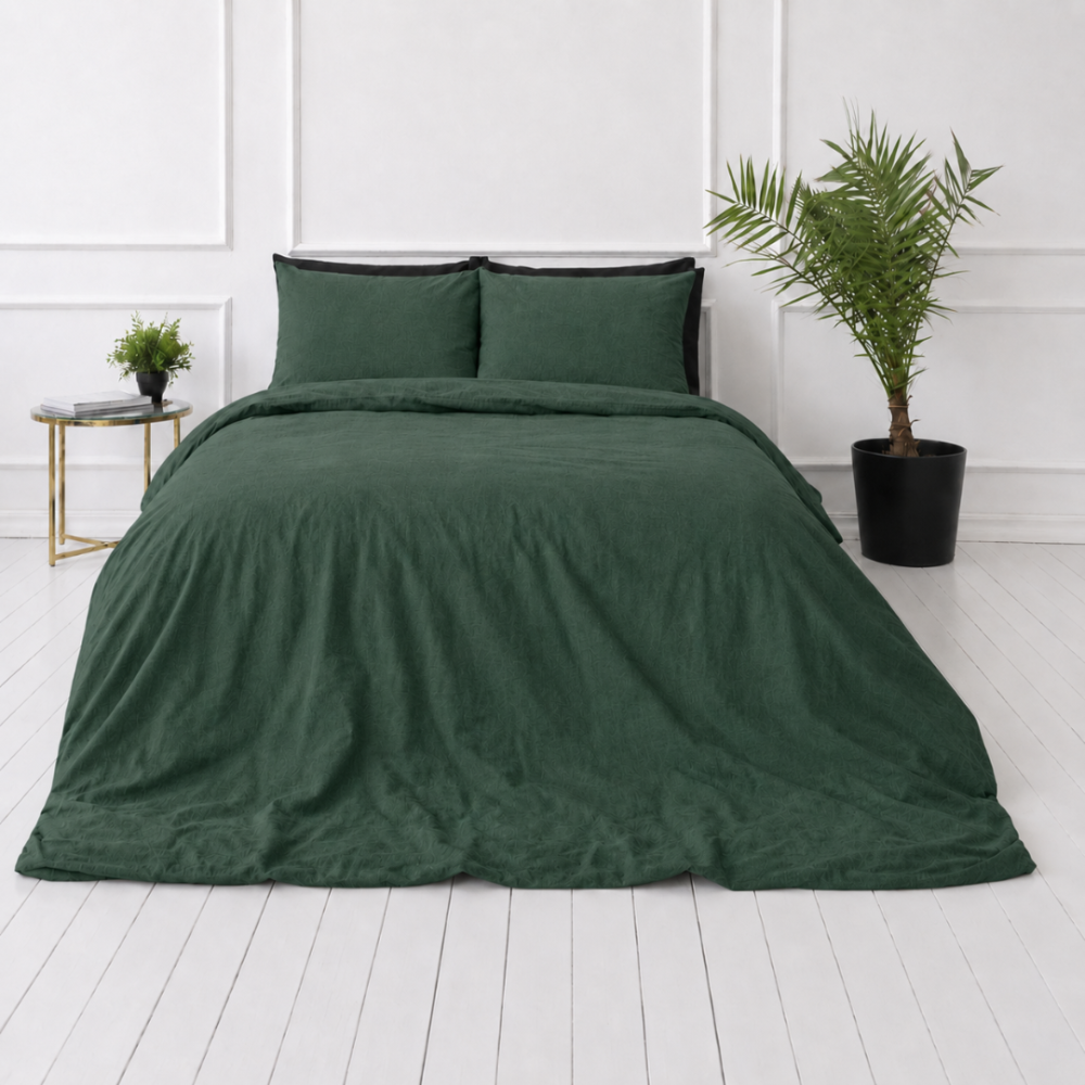 Linane voodipesu "Linen Dark Green". Voodipesu komplektid 150x200, 140x200 cm, 150x200 cm, 160x200 cm, 180x200 cm, 200x200 cm, 200x220 cm, 220x240 cm. Magamistoa vaade nurgast: tumeroheline linane tekk ja padjad.
