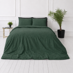 Linane voodipesu "Linen Dark Green". Voodipesu komplektid 150x200, 140x200 cm, 150x200 cm, 160x200 cm, 180x200 cm, 200x200 cm, 200x220 cm, 220x240 cm. Magamistoa vaade nurgast: tumeroheline linane tekk ja padjad.