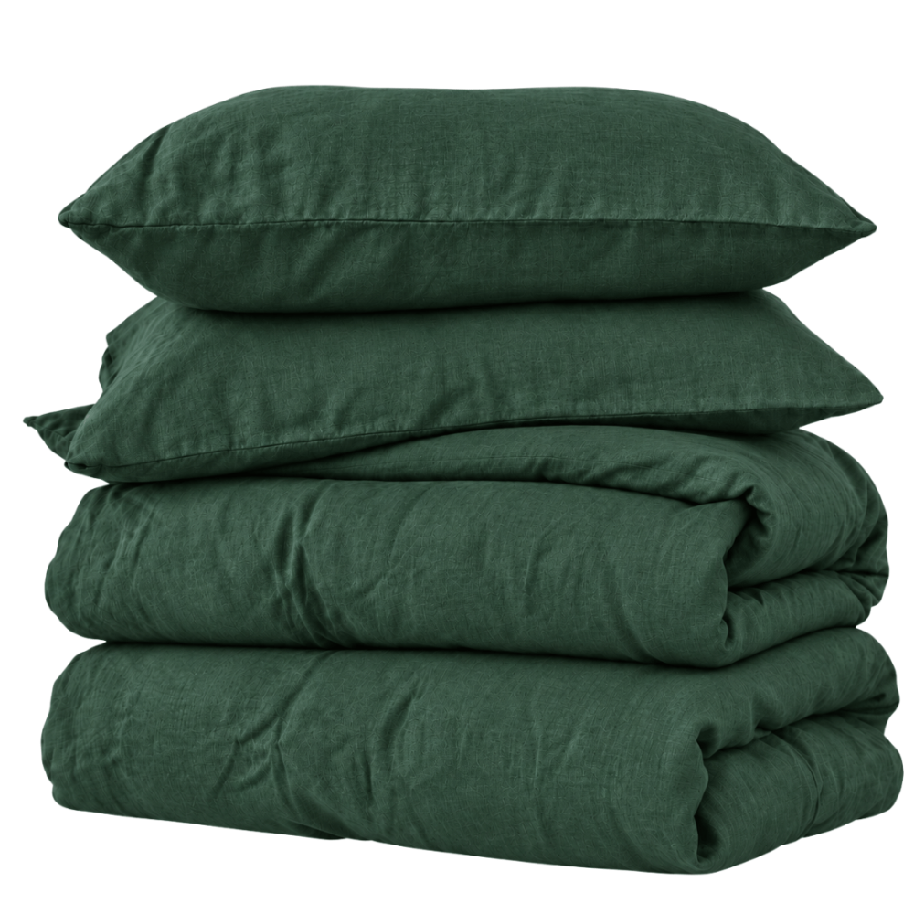 Linane voodipesu "Linen Dark Green". Voodipesu komplektid 150x210, 140x200 cm, 150x210 cm, 160x200 cm, 180x200 cm, 200x200 cm, 200x220 cm, 220x240 cm. Voodi kaetud tumerohelise linase voodipesuga kahe padjaga heledas interjööris. Linane voodipesu "Linen Dark Green". Voodipesu komplektid 150x210, 140x200 cm, 150x210 cm, 160x200 cm, 180x200 cm, 200x200 cm, 200x220 cm, 220x240 cm. Voodi kaetud tumerohelise linase voodipesuga kahe padjaga heledas interjööris.
