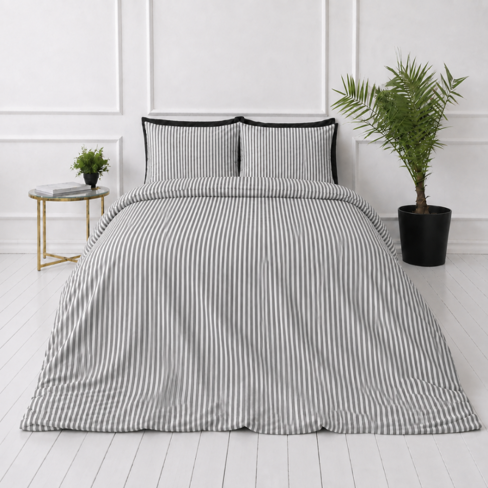 Linane voodipesu „Linen Grey Stripes“. Voodipesu komplektid 150x200, 140x200 cm, 150x200 cm, 160x200 cm, 180x200 cm, 200x200 cm, 200x220 cm, 220x240 cm. Klassikaline voodipesukomplekt kitsa hallikasvalge triibumustriga.