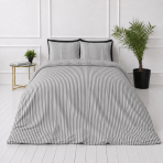 Linane voodipesu „Linen Grey Stripes“. Voodipesu komplektid 150x200, 140x200 cm, 150x200 cm, 160x200 cm, 180x200 cm, 200x200 cm, 200x220 cm, 220x240 cm. Klassikaline voodipesukomplekt kitsa hallikasvalge triibumustriga.