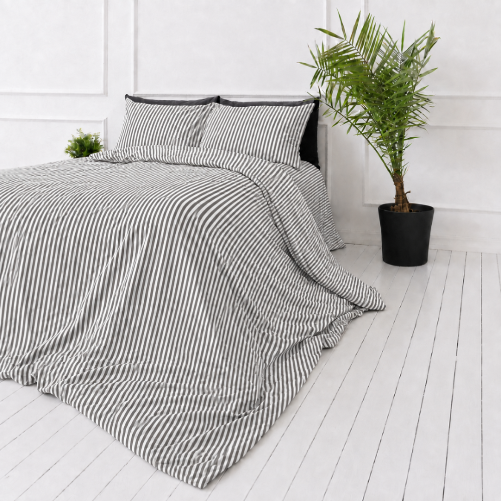 Linane voodipesu „Linen Grey Stripes“. Voodipesu komplektid 150x200, 140x200 cm, 150x200 cm, 160x200 cm, 180x200 cm, 200x200 cm, 200x220 cm, 220x240 cm. Neutraalne hall voodipesukomplekt kontrastsete valgete triipudega.
