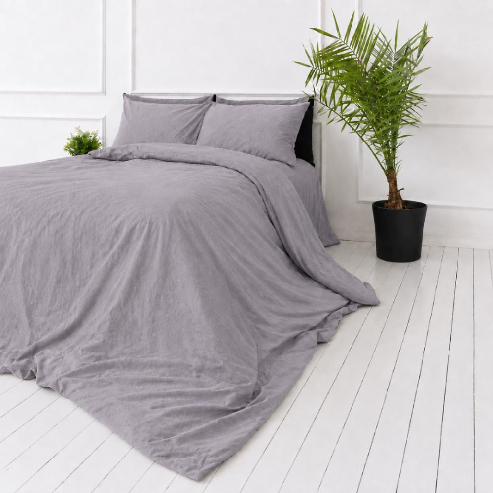 Linane voodipesu „Linen Pearl“. Voodipesu komplektid 150x200, 140x200 cm, 150x200 cm, 160x200 cm, 180x200 cm, 200x200 cm, 200x220 cm, 220x240 cm. Pehme hall lavendlitooni voodipesukomplekt rafineeritud disainiga. Linane voodipesu „Linen Pearl“. Voodipesu komplektid 150x200, 140x200 cm, 150x200 cm, 160x200 cm, 180x200 cm, 200x200 cm, 200x220 cm, 220x240 cm. Pehme hall lavendlitooni voodipesukomplekt rafineeritud disainiga.