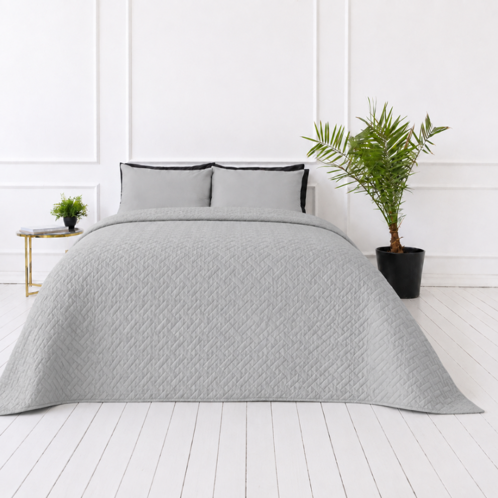 Voodikate „Bedspread Harbor“. Pleedid, 210x240 cm. Helehall voodikate õrna reljeefse geomeetrilise tekstuuriga Voodikate „Bedspread Harbor“. Pleedid, 210x240 cm. Helehall voodikate õrna reljeefse geomeetrilise tekstuuriga