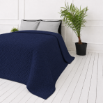 Voodikate „Bedspread Navy“. Pleedid, 210x240 cm. Sügavsinine voodikate korduva punutud struktuuri meenutava mustriga Voodikate „Bedspread Navy“. Pleedid, 210x240 cm. Sügavsinine voodikate korduva punutud struktuuri meenutava mustriga