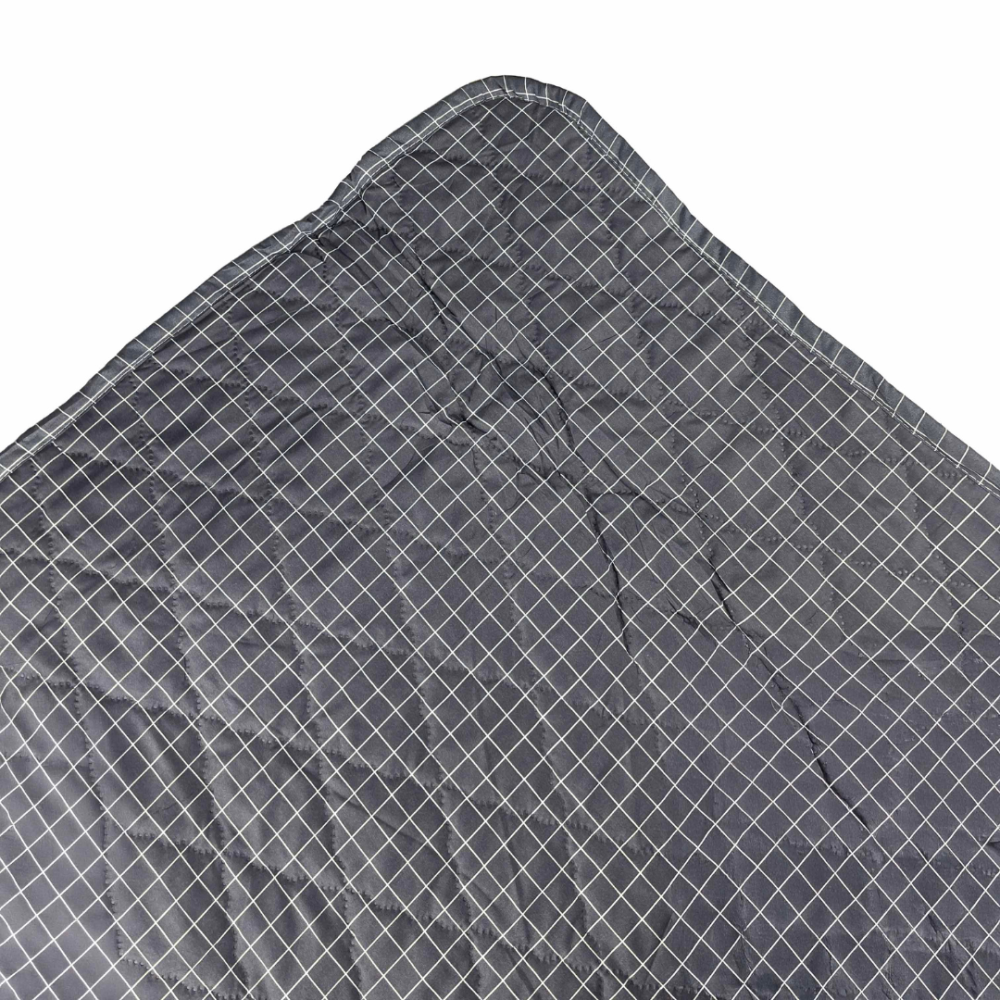 Voodikate „Timeless Lines“. Pleedid, 195x225 cm. Elegantne tumehall voodikate väikese valgete joonte mustriga, lahti laotatud näitamaks selle pehmet tepitud tekstuuri.
