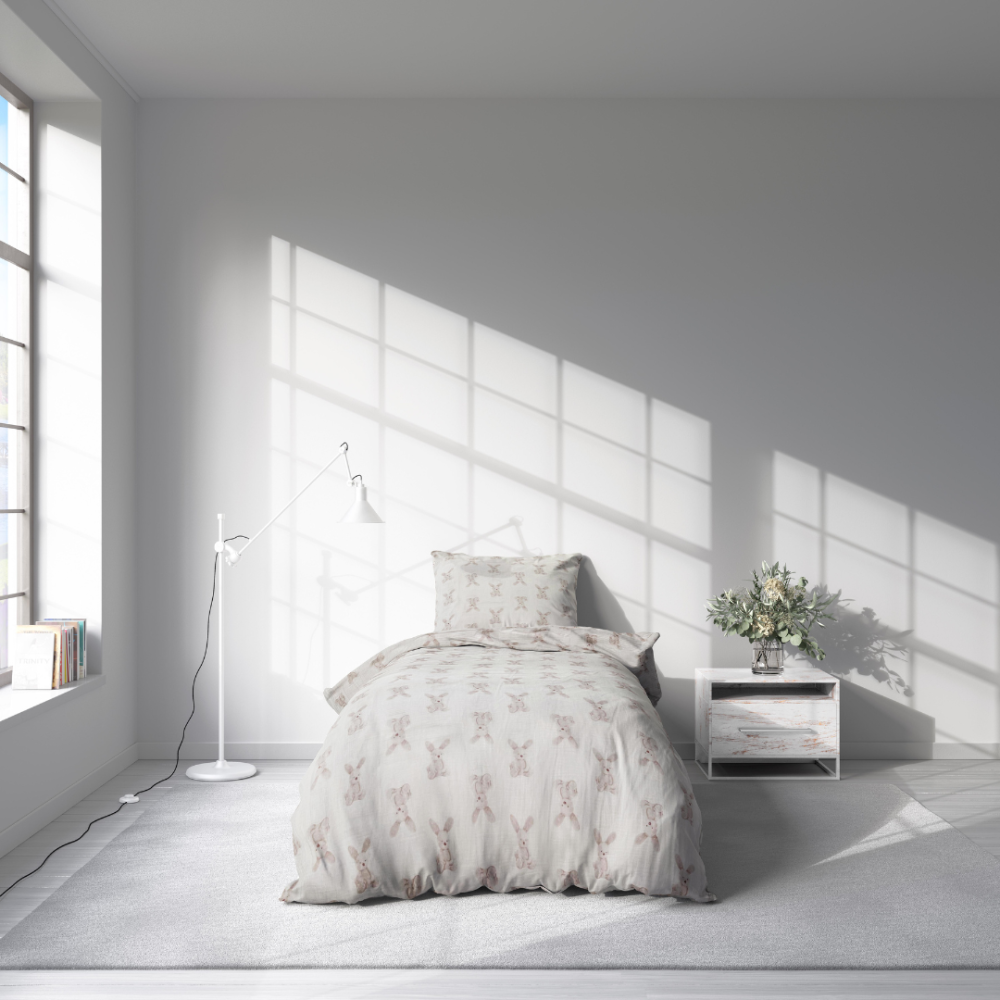 Musliinist voodipesu komplekt "Sweet Bunny Rest". Puuvillane voodipesu, 140x200 cm, 160x200 cm. Voodipesukomplekt valge taustaga ja liivakarva jänesemustriga, ideaalne lastele ja täiskasvanutele.