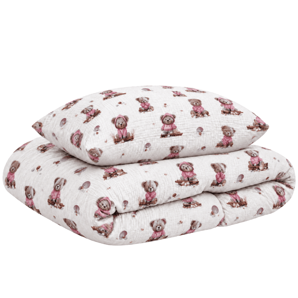 Musliinist voodipesu komplekt "Fluffy Bear muslin". Voodipesukomplektid, 140x200 cm, 150x210 cm, 160x200 cm. Valge voodipesukomplekt pruunide kaisukarudega, kes kannavad roosasid riideid. Musliinist voodipesu komplekt "Fluffy Bear muslin". Voodipesukomplektid, 140x200 cm, 150x210 cm, 160x200 cm. Valge voodipesukomplekt pruunide kaisukarudega, kes kannavad roosasid riideid.