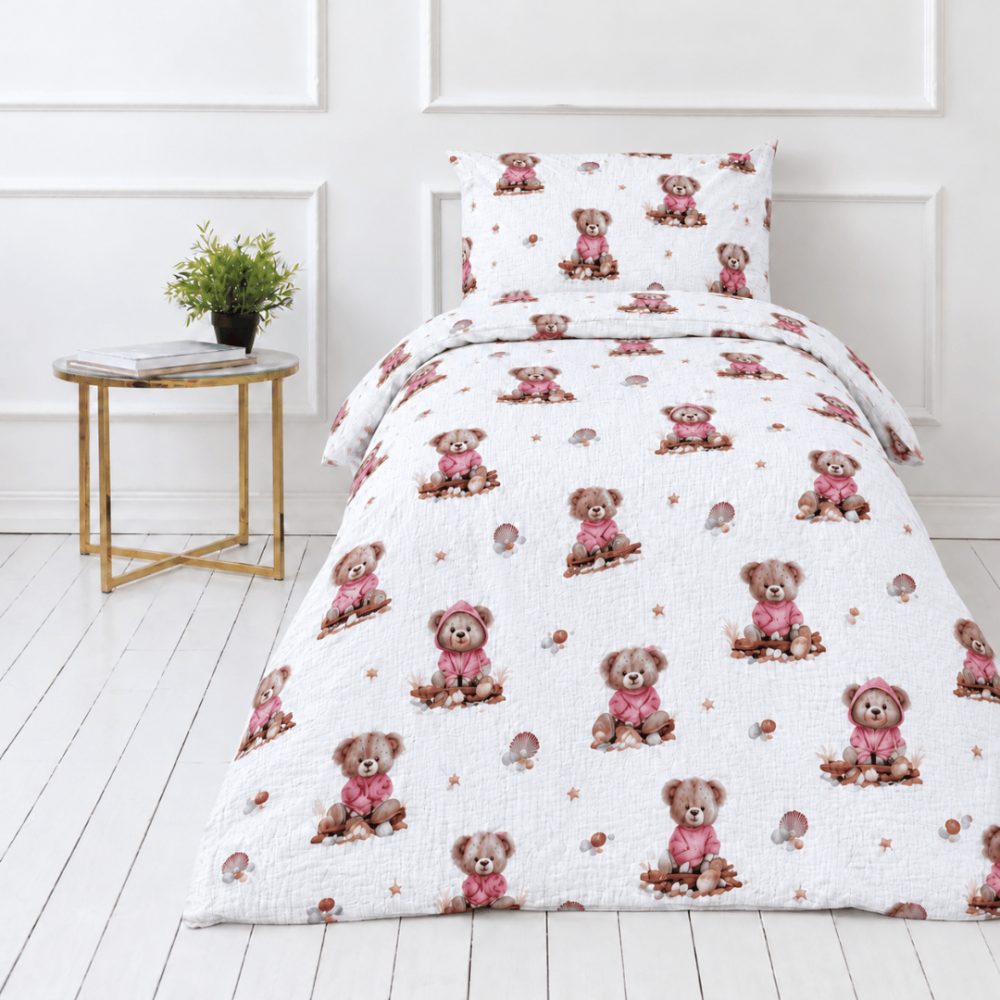 Musliinist voodipesu komplekt "Fluffy Bear muslin". Voodipesukomplektid, 140x200 cm, 150x210 cm, 160x200 cm. Valgel taustal paiknevad pruunid kaisukarud, roosakad merekarbid ja väikesed tähekesed. Musliinist voodipesu komplekt "Fluffy Bear muslin". Voodipesukomplektid, 140x200 cm, 150x210 cm, 160x200 cm. Valgel taustal paiknevad pruunid kaisukarud, roosakad merekarbid ja väikesed tähekesed.