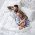 Padi „Familon Original Pillow“. Sileda pinnaga valge padi tagasihoidliku disainiga familon