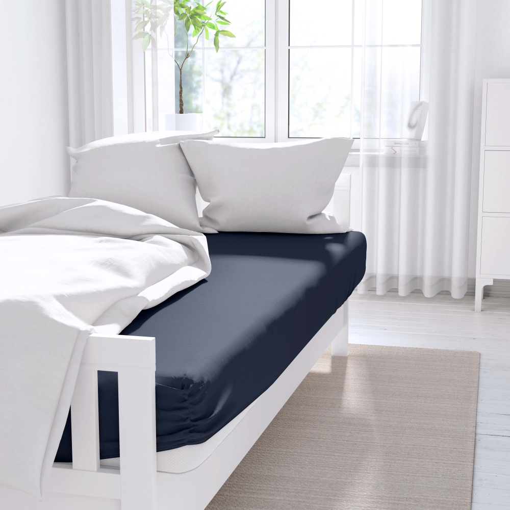 Voodilina „Navy“. Voodilina, 150x220 cm, 200x220 cm, 220x260 cm. Mereväe sinine voodilina, mis loob teie magamistoas rahulikku ja rafineeritud atmosfääri.