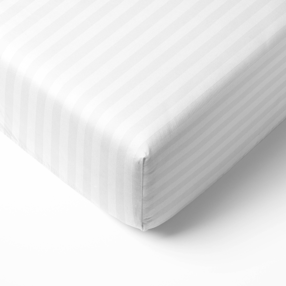Kummiga voodilina „White Stripes“. Kummiga voodilina 90x200, 90x200 cm, 140x200 cm, 160x200 cm, 180x200 cm. Valge kummiga voodilina triibumustriga tagab mugavuse ja stiilse aktsendi teie magamistoa interjööris.