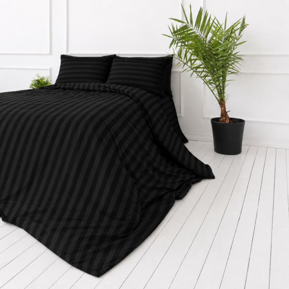 Voodipesu komplekt "Black Stripes". Must voodipesu, 140x200 cm, 150x200 cm, 160x200 cm, 180x200 cm, 200x200 cm, 200x220 cm. Võluv must voodipesu komplekt, millel on julged triibumustrid, ideaalne kaasaegse ja šiki välimuse saavutamiseks.