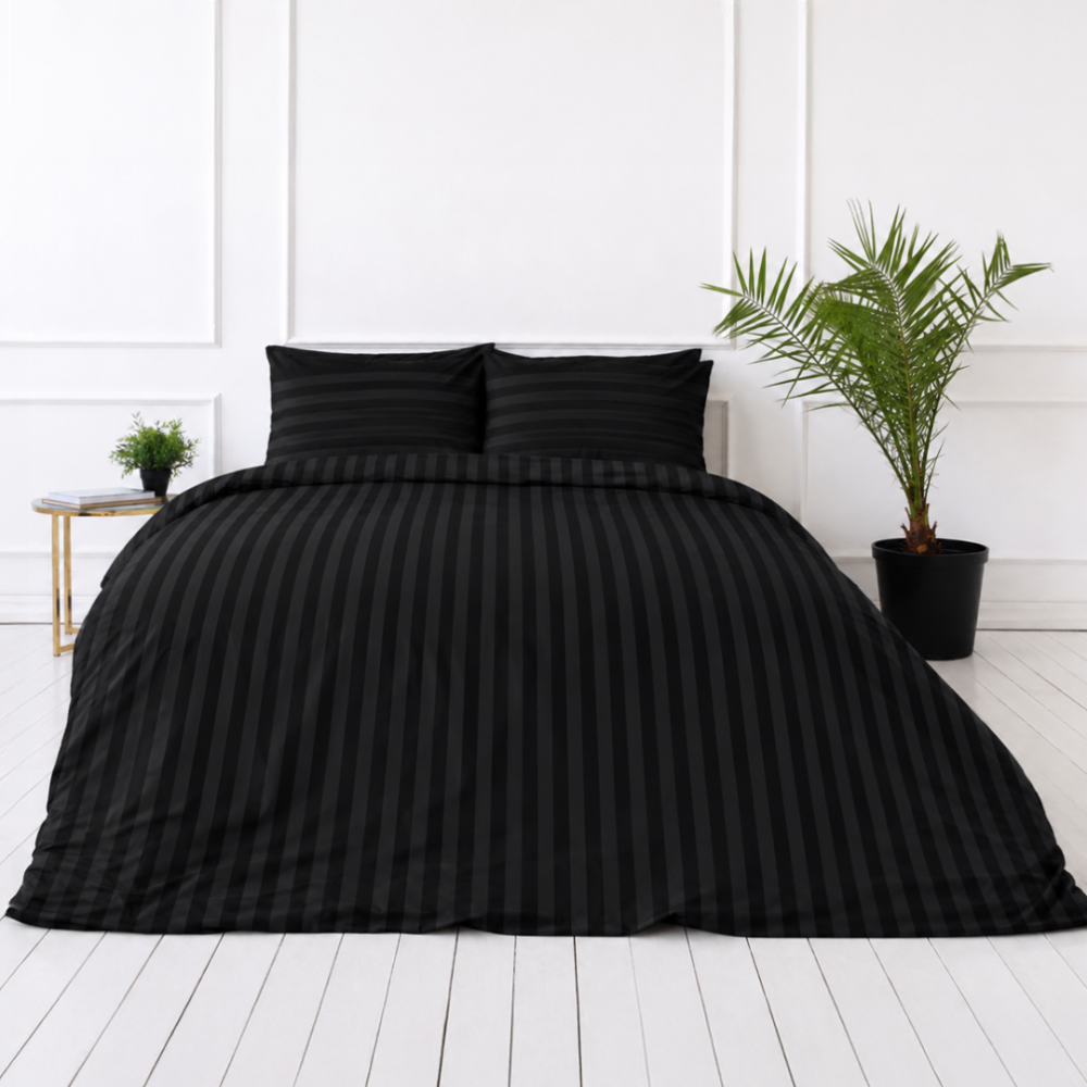 Voodipesu komplekt "Black Stripes". Must voodipesu, 140x200 cm, 150x200 cm, 160x200 cm, 180x200 cm, 200x200 cm, 200x220 cm. Elegantselt must voodipesu komplekt, millel on peened triibud, tuues teie ruumi modernset luksust ja mugavust.