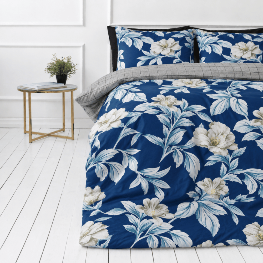 Voodipesu komplekt "Blue Grace". Flanell voodipesu, 200x200 cm, 200x220 cm. Voodipesukomplekt sinise ja valge värvi kontrastse kombinatsiooniga. Voodipesu komplekt "Blue Grace". Flanell voodipesu, 200x200 cm, 200x220 cm. Voodipesukomplekt sinise ja valge värvi kontrastse kombinatsiooniga.