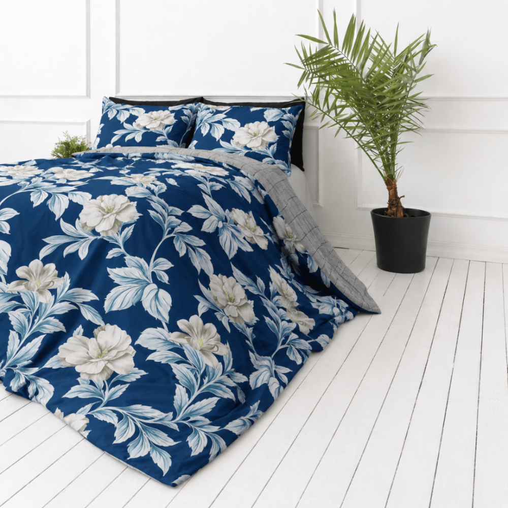 Voodipesu komplekt "Blue Grace". Flanell voodipesu, 200x200 cm, 200x220 cm. Elegantne voodipesukomplekt suurte valgete õitega. Voodipesu komplekt "Blue Grace". Flanell voodipesu, 200x200 cm, 200x220 cm. Elegantne voodipesukomplekt suurte valgete õitega.