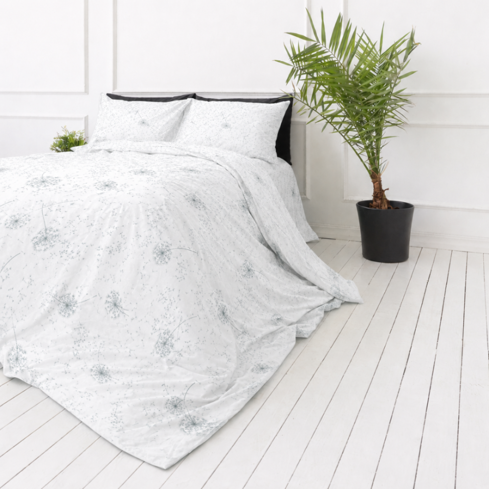 Voodipesu komplekt "Dandelion puff". Hall voodipesu, 140x200 cm, 150x200 cm, 160x200 cm, 180x200 cm, 200x200 cm, 200x220 cm. Peen valge voodipesukomplekt, mida ehivad hõbedased võilillepahmakad, pakkudes unistavat ja rahulikku õhkkonda.
