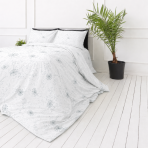 Voodipesu komplekt "Dandelion puff". Hall voodipesu, 140x200 cm, 150x200 cm, 160x200 cm, 180x200 cm, 200x200 cm, 200x220 cm. Peen valge voodipesukomplekt, mida ehivad hõbedased võilillepahmakad, pakkudes unistavat ja rahulikku õhkkonda.