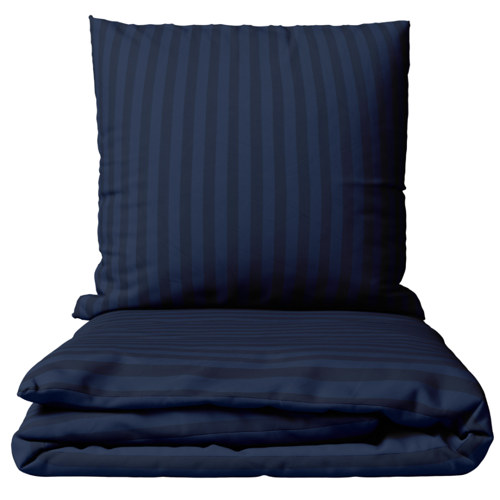 Voodipesu komplekt "Dark Blue Stripes". Voodipesu komplektid 140x200, 140x200 cm, 200x200 cm, 200x220 cm. Tumesinine voodipesu komplekt elegantse triibudisainiga, mis lisab teie magamistoa sisustusele rafineeritust.
