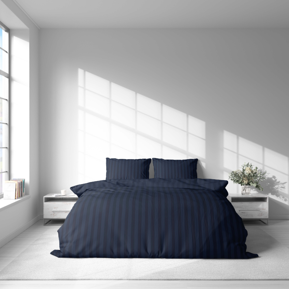 Voodipesu komplekt "Dark Blue Stripes". Voodipesu komplektid 140x200, 140x200 cm, 200x200 cm, 200x220 cm. Tõsta oma magamistuba esile selle tumesinise voodipesukomplektiga, mida rõhutab šikk triibumustriga.